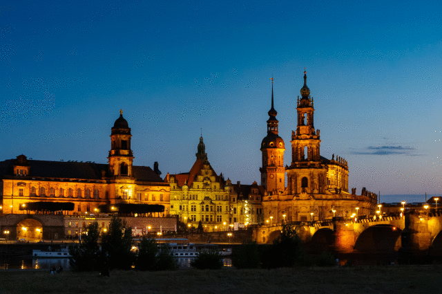 Blick auf das Elbufer zur Bleuen
Stunde